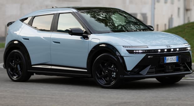  Hyundai Ioniq 3, la 5 porte elettrica di segmento B punta ha 500 km di autonomia e parte da 29.900 euro 