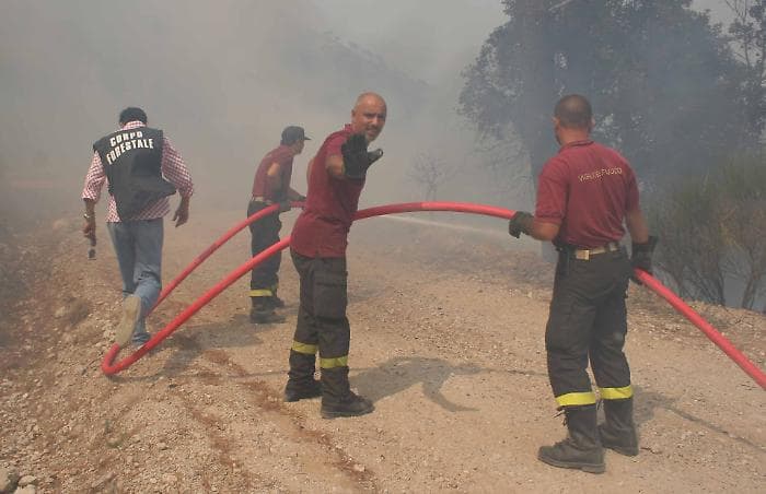 Incendi in Sicilia: tragedia per un vigile del fuoco e centinaia di interventi