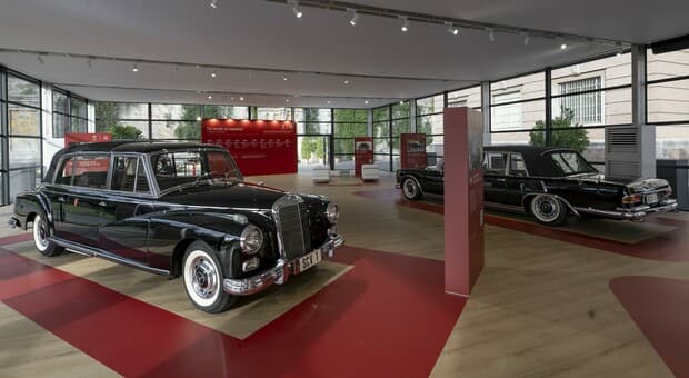  Un secolo di Papamobile: in Vaticano la mostra dei veicoli creati da Mercedes per il Pontefice dal 1930 a oggi 