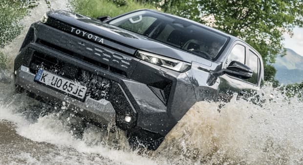  Hilux si evolve, ora è elettrico ed ibrido. Il pick up di Toyota arriva alla nona generazione 