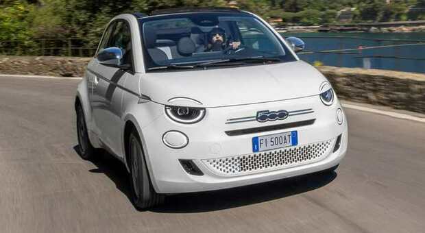  Fiat fa rivivere la Dolce Vita italiana, le emozioni della 500 Hybrid cabrio. La piccola è spinta dal 1.0 Firefly 