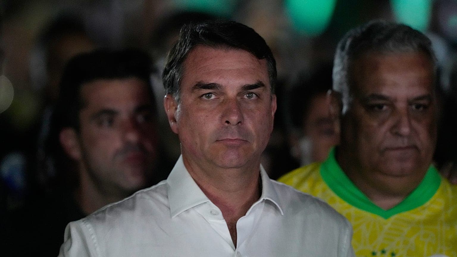 Flávio Bolsonaro vola negli Stati Uniti dopo la sconfitta elettorale: la questione del passaporto italiano