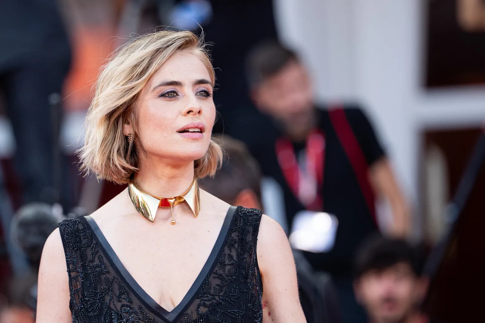 Venezia, Greta Scarano lancia un segnale contro i femminicidi sul tappeto rosso