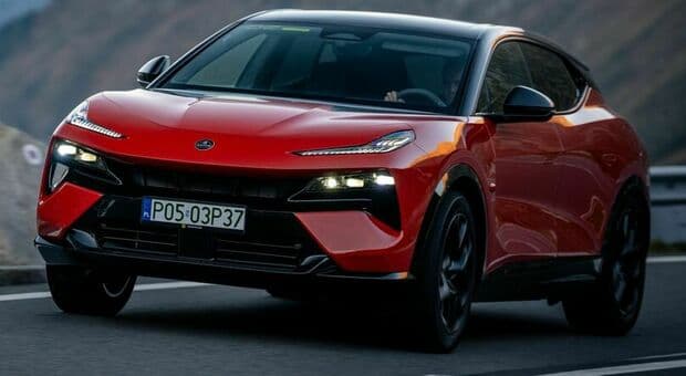  Lotus Eletre X, ibrida con l'anima elettrica: sportività e lunghe percorrenze ai massimi livelli 