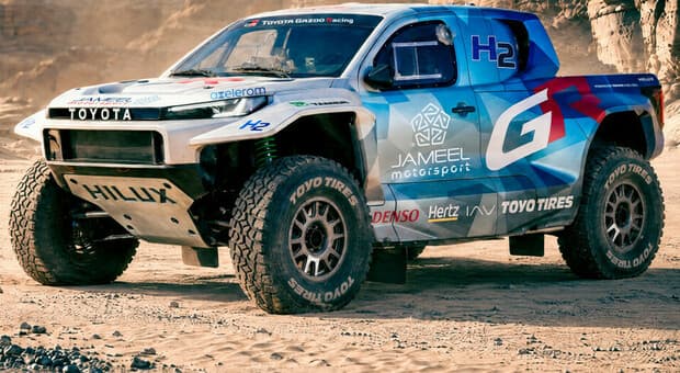  Toyota porta l'idrogeno alla Dakar 2027 con Dkr GR FC Hilux. Gazoo Racing parteciperà nella categoria Future Mission 1000 