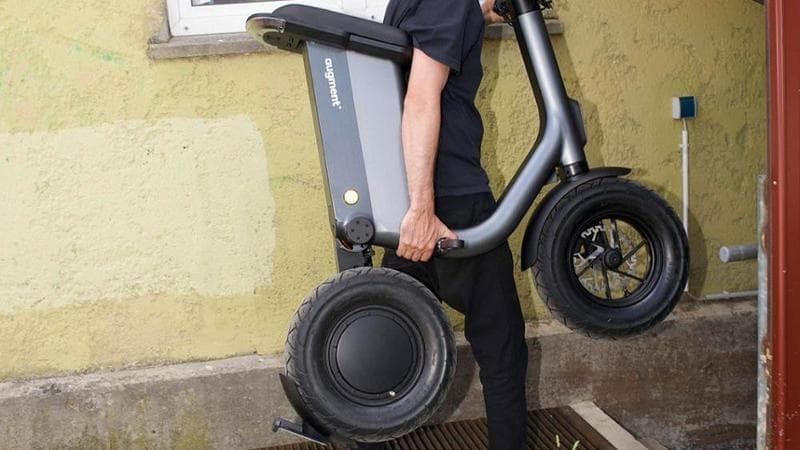 Dalla Finlandia arriva il ciclomotore elettrico che si piega e si porta a casa. Come funziona