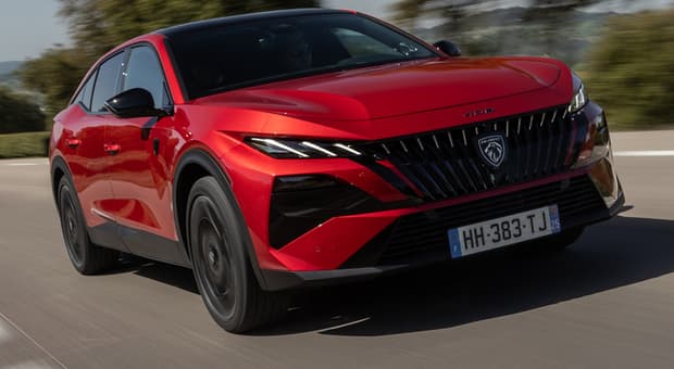  Peugeot 408, la fastback si aggiorna in profondità. Si evolve nello stile e nei contenuti: è mild hybrid, plug-in e 100% elettrica 