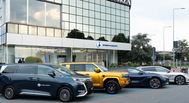  Altavilla (BYD) inaugura a Torino lo showroom Denza: «Avremo tre fabbriche in Europa, Italia piano B» 