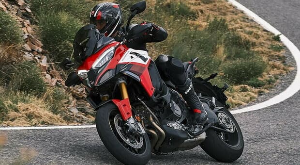 Multistrada V4 Pikes Peak celebra il centenario Ducati. La grafica è ispirata alle MotoGP e Superbike 