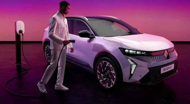  Scenic E-Tech Electric si aggiorna. Batteria NMC da 89 kWh porta autonomia fino a 642 km per il suv compatto Renault 