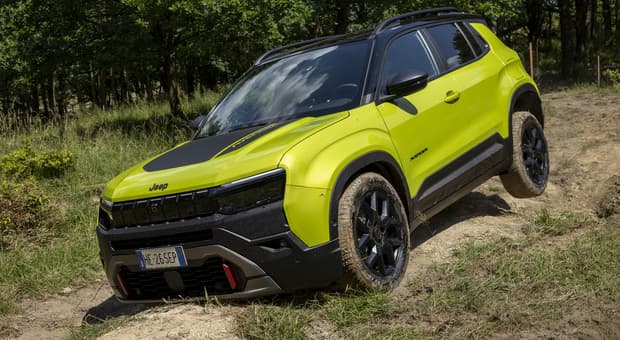  Jeep, Avenger sempre in vetta: più qualità negli interni e viene introdotto un inedito 1.2 abbinato al cambio manuale 