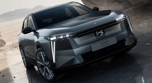  DS N°7 arriva negli showroom italiani. Autonomia fino a 740 km per l'elettrica. In gamma anche motorizzazioni ibride 