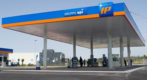  Dopo Eni anche Ip limita i prezzi. Socar applicherà limiti ai carburanti sulla rete Italiana Petroli 