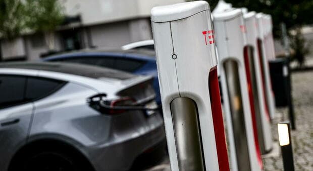  Auto elettriche: record di immatricolazioni a livello globale: 11 mln nei primi 9 mesi. Crollo in Usa: -29% 