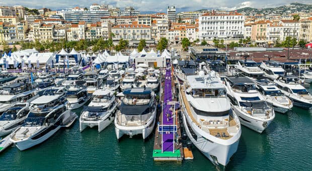  Cannes, il salone nautico delle stelle. In Costa Azzurra l?edizione numero 49 dello Yachting Festival 