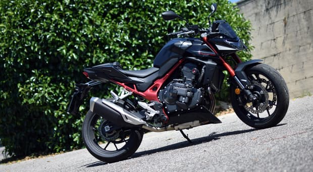  Honda CB750 Hornet: con l'e-clutch è ancora più facile e divertente. La nostra prova in tutte le condizioni 