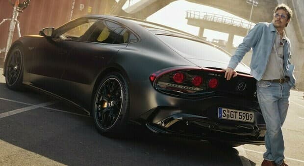  Mercedes, Brad Pitt brand ambassador nella campagna della AMG GT Coupé 4 elettrica 
