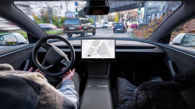 Guida autonoma supervisionata, scontro Tesla-Ue: la battaglia dei dati prima del voto decisivo