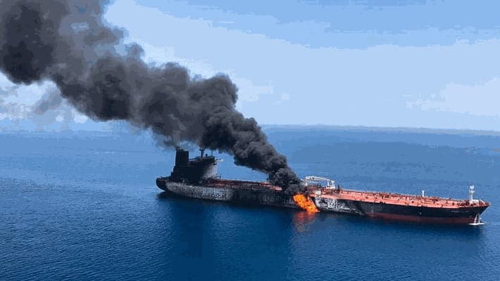 Attacco nello Stretto di Hormuz: petroliera in fiamme, equipaggio salvo