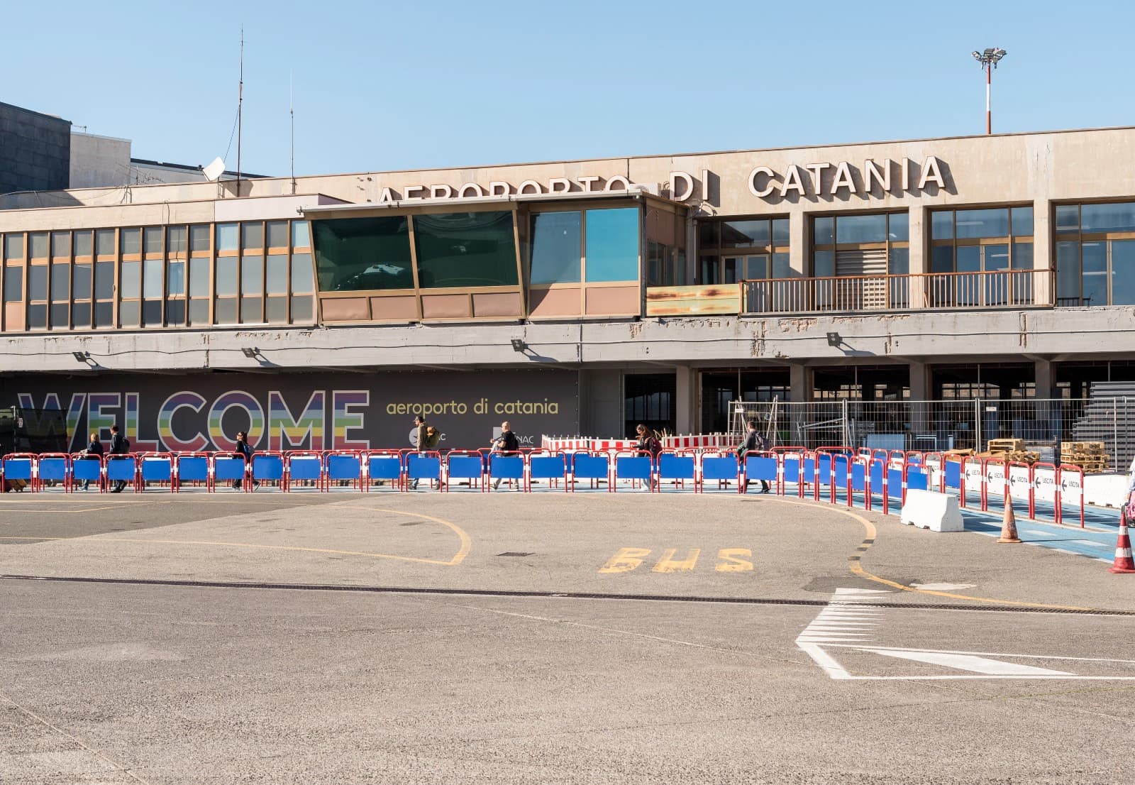 Catania isolata: l'aeroporto chiude fino a lunedì a causa della cenere dell'Etna