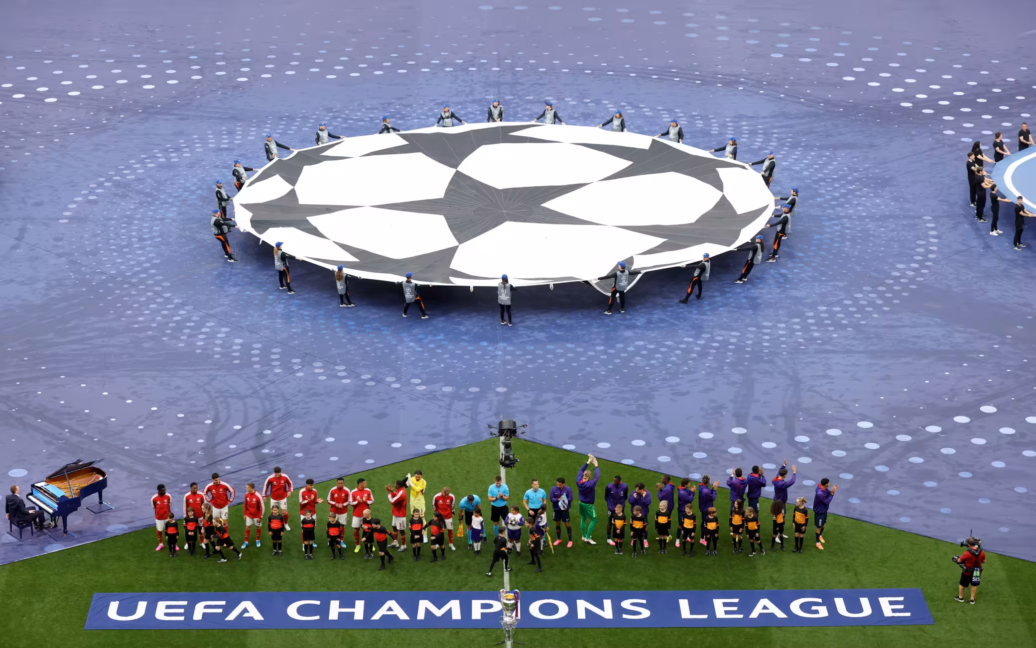 Champions League: Inter e Napoli deludono, Bayern in difficoltà, Barcellona e Arsenal brillano. Stasera Roma sfida il Real Madrid