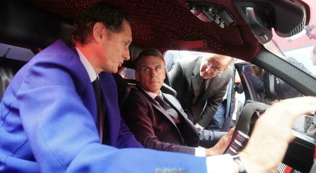  Macron al Salone dell'Auto di Parigi 2026, visita agli stand Stellantis ed incontra Elkann 