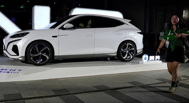  Dazi UE frenano le auto elettriche cinesi ma non la loro crescita. Fondamentale il nodo strategico delle batterie 