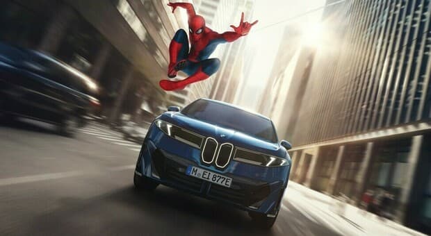  BMW entra nell'universo di Spider-Man: l'elettrica iX3 debutta da protagonista sul grande schermo 