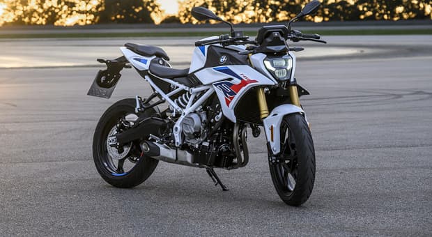  BMW F 450 R, arriva la nuova naked per neopatentati: 175 kg, 48 cv e frizione Easy Ride Clutch 
