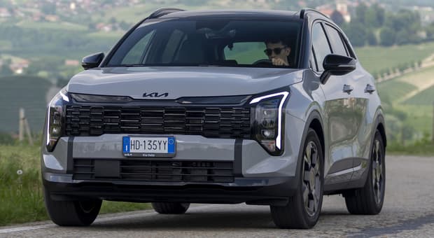  Kia Sportage, ecco Tri-Fuel: autonomia e prestazioni. Percorrenza superiore ai 1.500 km combinando benzina, Gpl e energia elettrica 