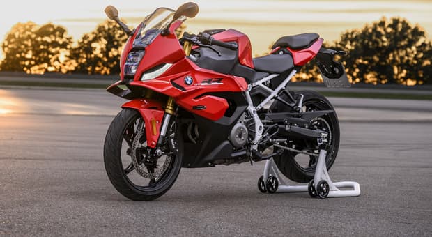  BMW F 450 RR, arriva la supersportiva media per le patenti A2: livrea da superbike e motore da 48 cv 