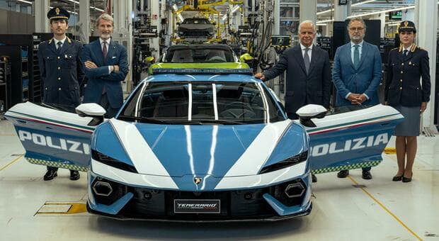  Lamborghini, la Temerario ?indossa? la divisa della Polizia. Cerimonia con il ministro dell'Interno Piantedosi 