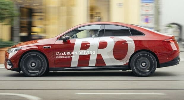  Mercedes, la guida parzialmente autonoma arriva in città. Disponibile in Germania, Cina e Usa dal 2027 