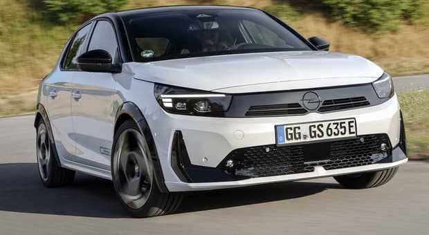  Opel va di Corsa, c?è la sportiva GSE: diventa zero emission un?auto mitica 