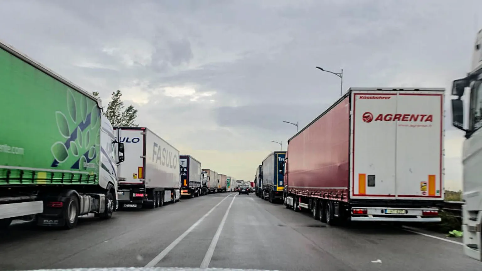 Crotone, finisce il blocco dei camion sulla Statale 106: autotrasportatori pronti a ripartire con la protesta