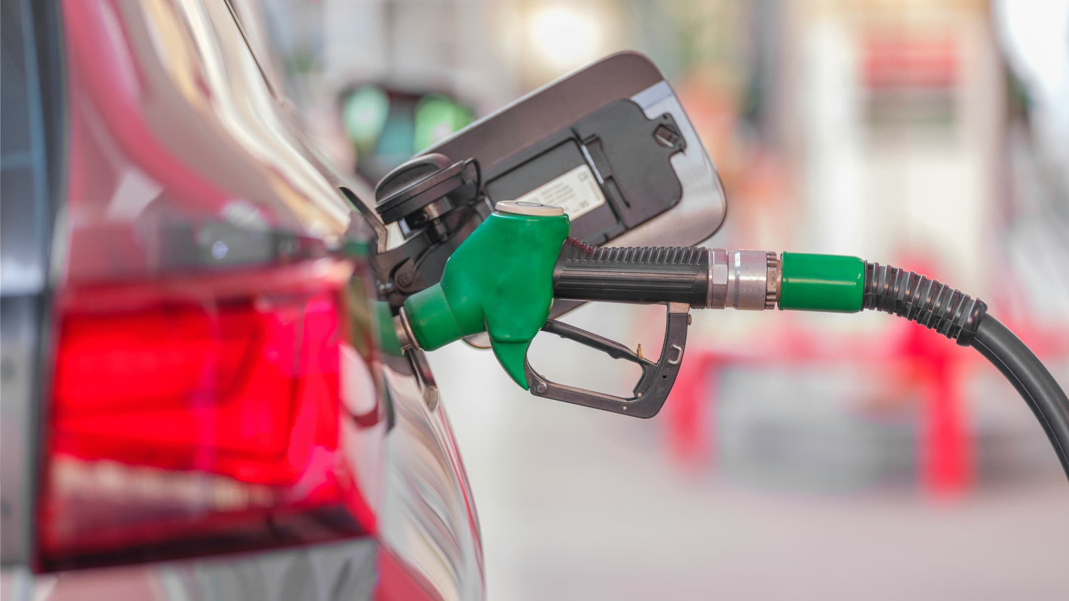 Prezzi dei carburanti in aumento: il governo considera il ritorno delle accise variabili