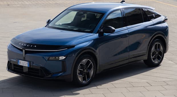  Gamma, l'ammiraglia Lancia. Il crossover fastback costruito a Melfi è ibrido ed elettrico 