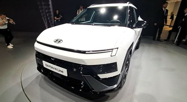  Hyundai Bayon: la seconda generazione cambia volto, diventa un Suv e introduce il full hybrid 