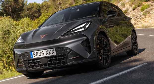  Cupra Raval, al via il lancio in Italia. Si allarga la gamma con la versione Edge: batteria da 37 kWh e motore da 99 kW 