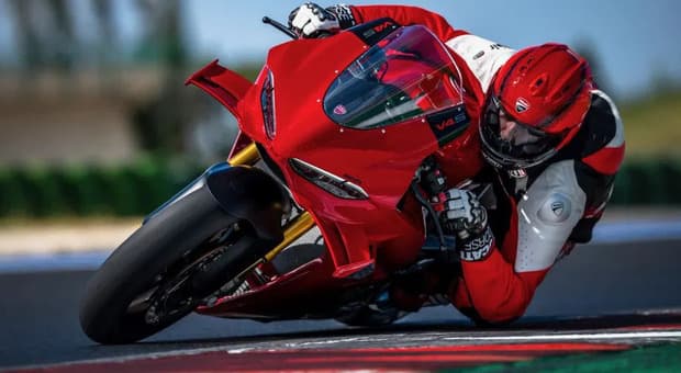  Ducati Panigale V4 2027, evoluzione a 360°: la superbike migliora potenza, velocità in pista ed è anche Factory Made 