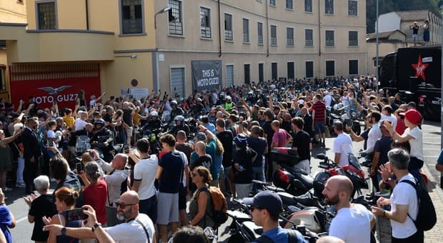  Moto Guzzi porta il futuro a Mandello del Lario con il nuovo stabilimento. Migliaia gli appassionati dell'Aquila per le GMG 