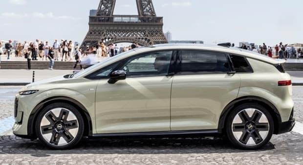  Audi A2 e-tron, passerella al Salone di Parigi. La 100% elettrica sfoggia design che richiama l'antenata del 1999 
