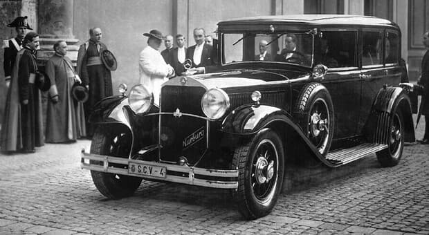  Mercedes, in Vaticano una mostra sulla Papamobile. Aperta nei Musei Vaticani fino al 2027, riunisce otto auto papali 