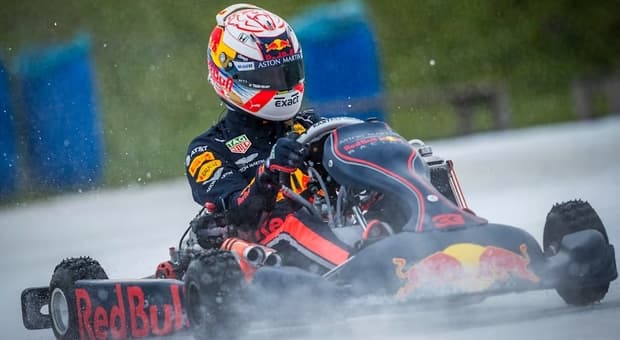  Max vs 100: Verstappen supera 100 kartisti in 14 giri. A Silverstone aveva a disposizione 75 minuti, ne sono bastati 35 