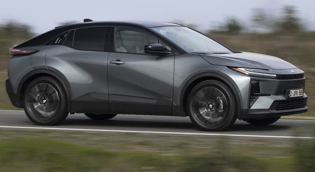  Toyota C-HR+, un mese con il Suv elettrico delle Tre Ellissi, tutto comfort, sostanza ed efficienza 