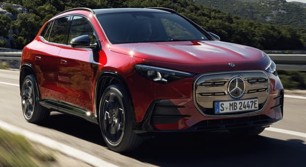  GLA ingrana la terza, Mercedes torna in testa. Al vertice della gamma zero emission la 350 4Matic che eroga 354 cv 