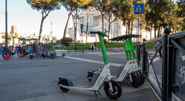  Monopattini elettrici, più traumi cranici e lesioni interne di moto e bici. Lo dice la scienza (e i dati) 