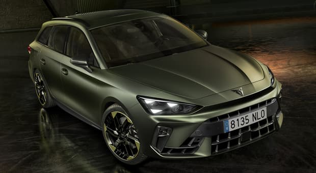  Cupra Leon e-Hybrid Tribe Edition, la compatta sportiva che in città viaggia in elettrico 