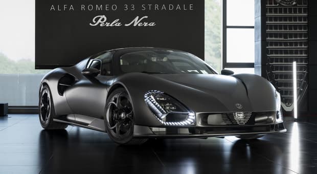 33 Stradale ?Perla Nera?, svelata al Museo Alfa Romeo di Arese una versione dal look unico 