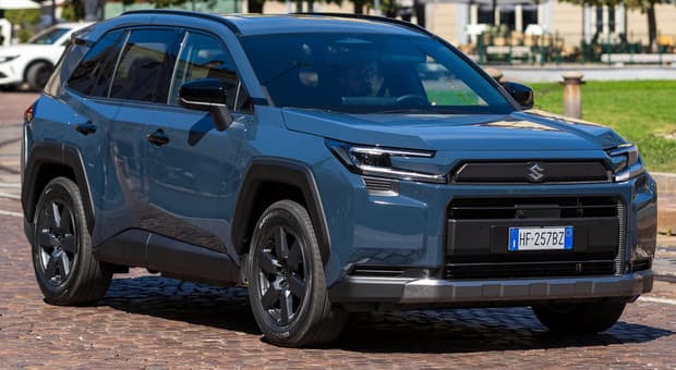  Suzuki Across, un passo avanti. La 2° generazione del Suv ?full hybrid? ha una sola versione completissima 